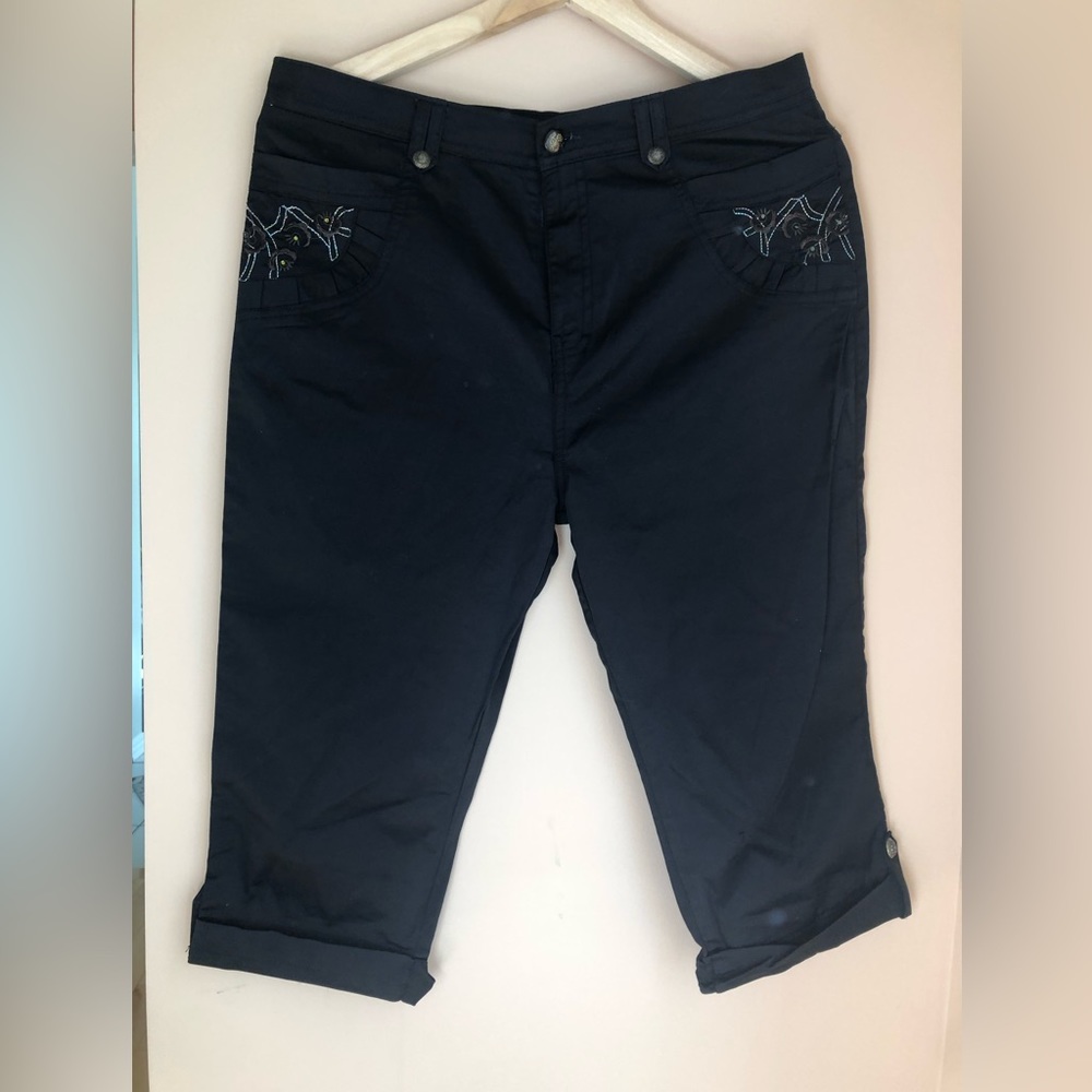 Bermuda black pants with front and back embroidery.
